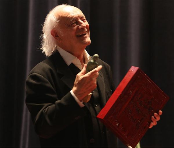 Lupe Gómez y Amancio Prada recogieron el premio Carlos Oroza en un emotivo acto en el que la música de Uxía y la del cantautor  berciano conviertieron en mágico